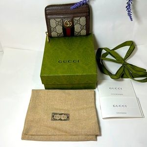 Gucci OPHIDIA CARDCASE WALLET
Like new.Comes with proof of purchase and dust bag